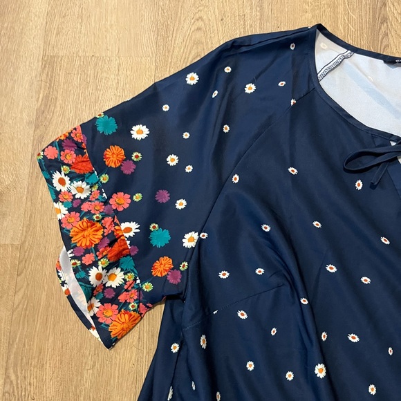 NWOT BloomChic Stone blue floral Detail Flutter Sleeve Blouse Size 22-24/3X - Picture 8 of 11